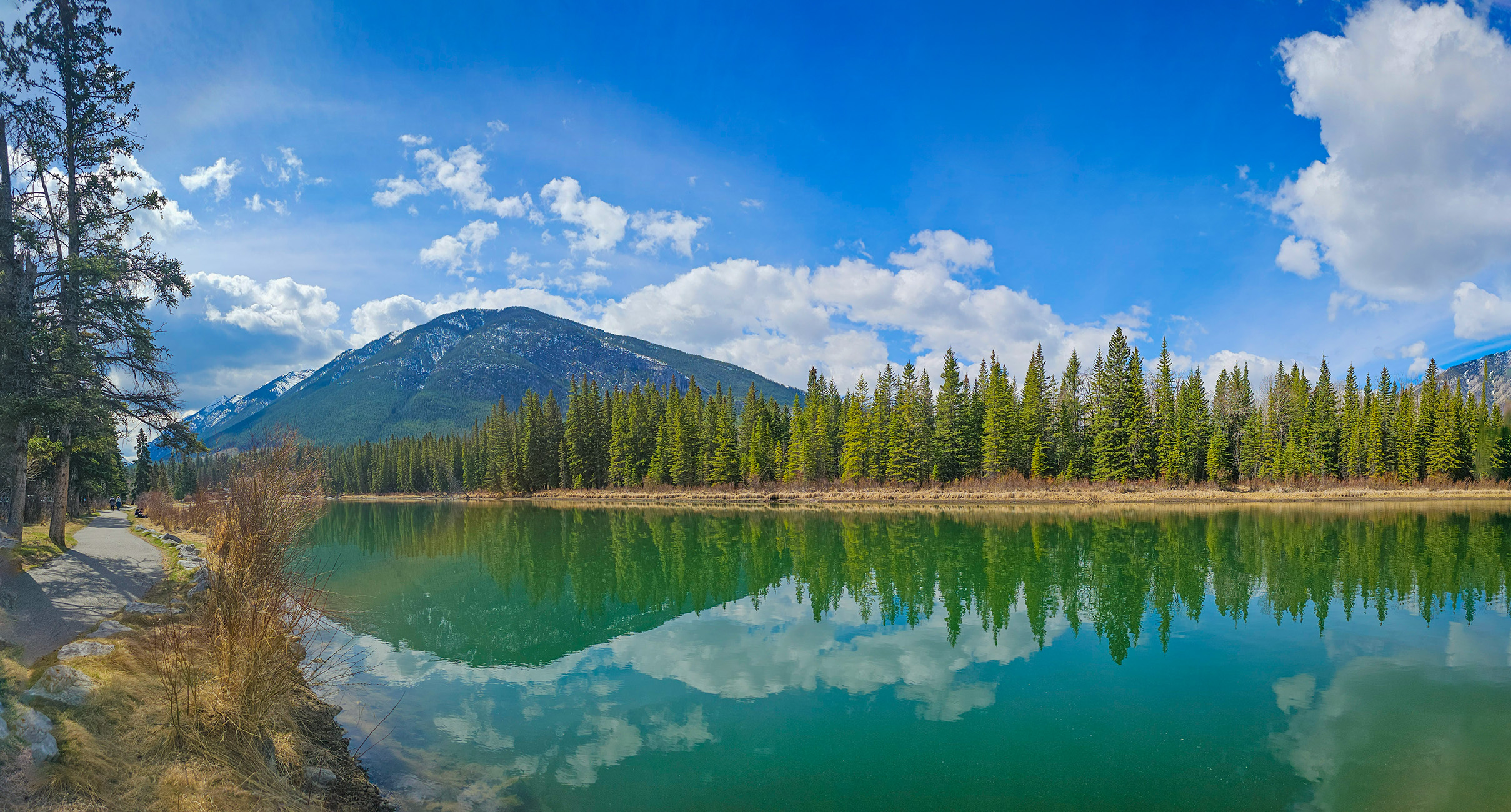 Walking along the Bow pathway 01, Banff, AB, 2026-05-01