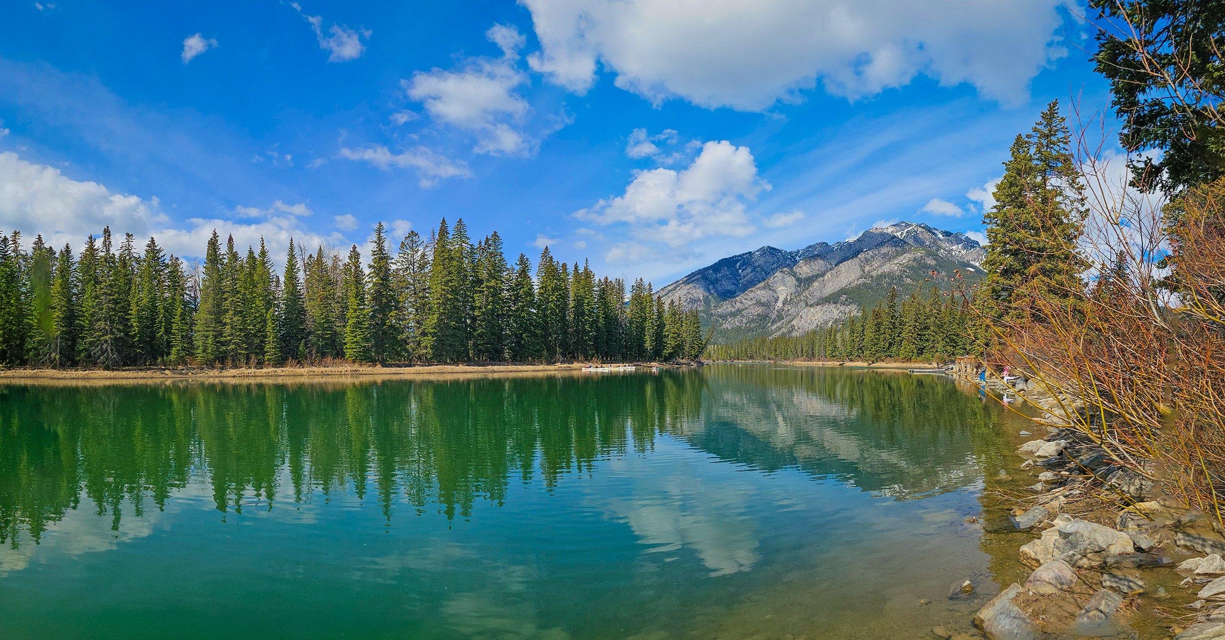 Walking along the Bow pathway 02, Banff, AB, 2026-05-01